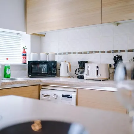 Three Bedroom House By Brookland Serviced Short Lets Leeds With Free Wifi Holiday home *