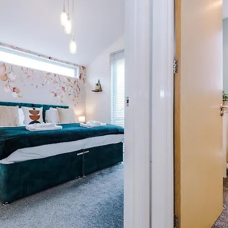 Three Bedroom House By Brookland Serviced Short Lets Leeds With Free Wifi Holiday home