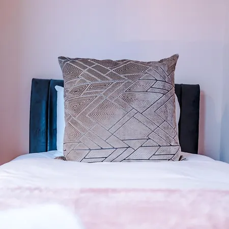 Newly Renovated 5 Bedroom Home-manchester