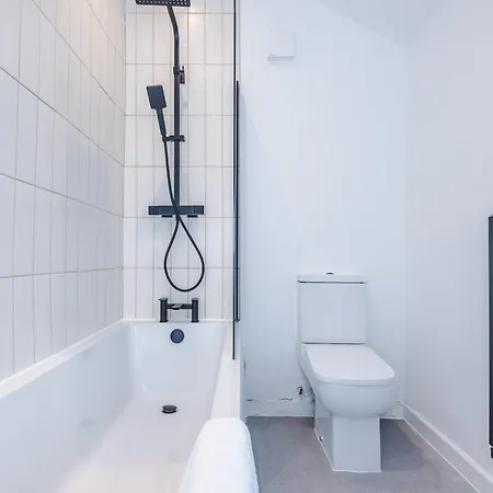 Newly Renovated 5 Bedroom Home-manchester بيت للعطل مانشستر