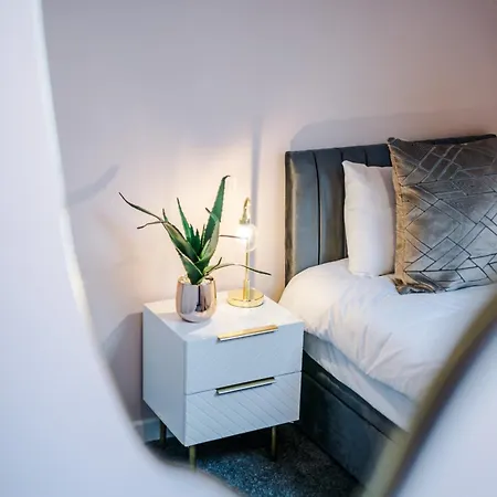 Newly Renovated 5 Bedroom Home-manchester *