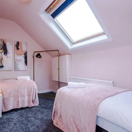 Newly Renovated 5 Bedroom Home-manchester *