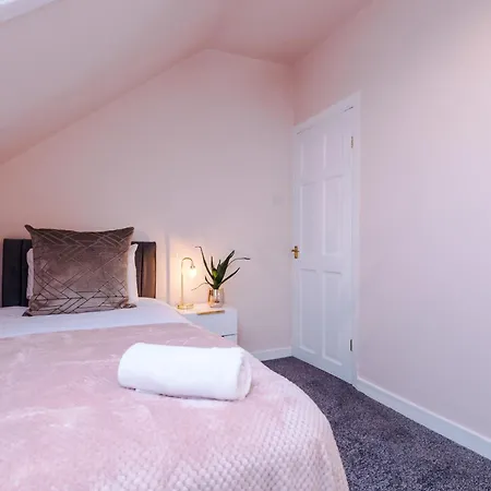 Newly Renovated 5 Bedroom Home-manchester Manchester