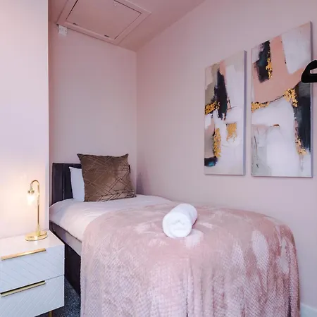 Newly Renovated 5 Bedroom Home-manchester