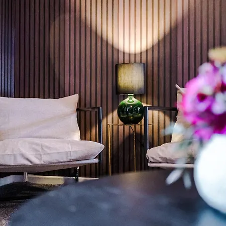 Newly Renovated 5 Bedroom Home-manchester بيت للعطل *