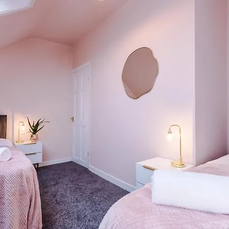 Newly Renovated 5 Bedroom Home-manchester *
