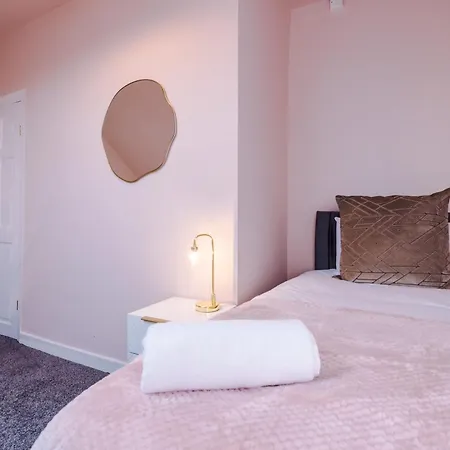 Holiday home Newly Renovated 5 Bedroom Home-manchester