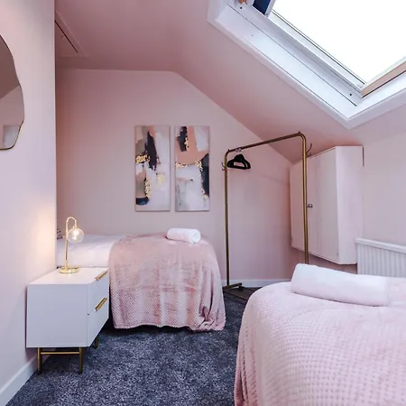 Holiday home Newly Renovated 5 Bedroom Home-manchester *