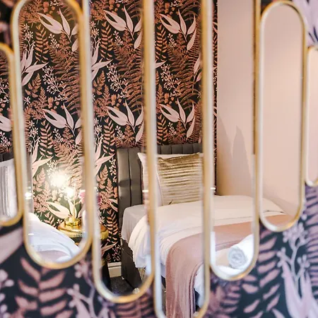 Newly Renovated 5 Bedroom Home-manchester * مانشستر