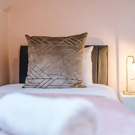 Newly Renovated 5 Bedroom Home-manchester