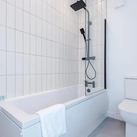 Newly Renovated 5 Bedroom Home-manchester بيت للعطل