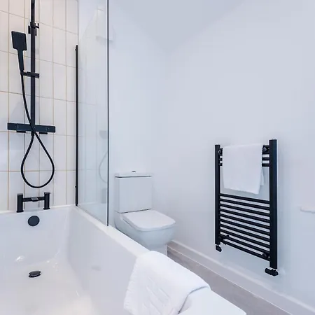 بيت للعطل Newly Renovated 5 Bedroom Home-manchester