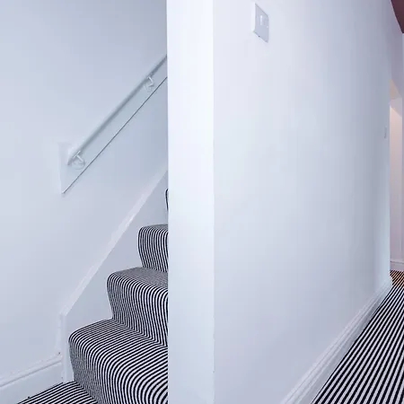 Newly Renovated 5 Bedroom Home-manchester *