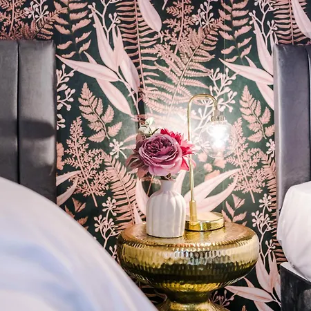 Newly Renovated 5 Bedroom Home-manchester بيت للعطل *