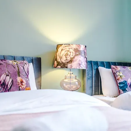 Newly Renovated 5 Bedroom Home-manchester