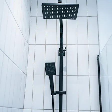 Newly Renovated 5 Bedroom Home-manchester بيت للعطل