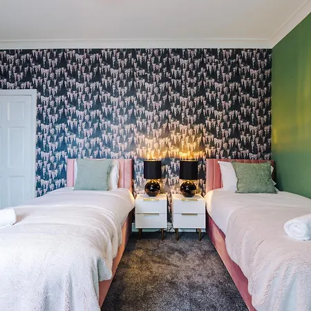 Newly Renovated 5 Bedroom Home-manchester * مانشستر