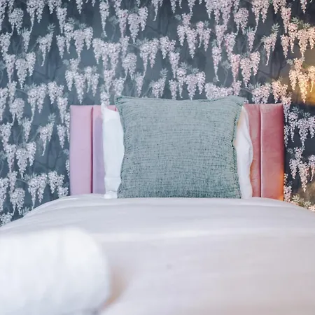 Newly Renovated 5 Bedroom Home-manchester בית נופש