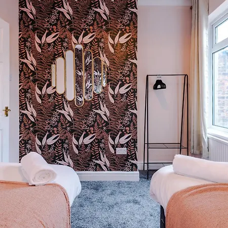 Newly Renovated 5 Bedroom Home-manchester بيت للعطل *