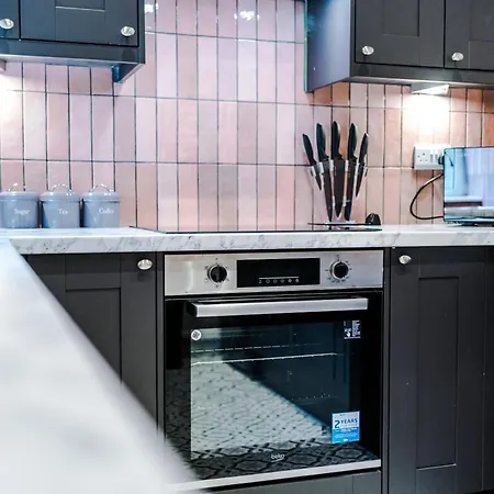 Newly Renovated 5 Bedroom Home-manchester بيت للعطل مانشستر