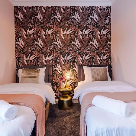 Newly Renovated 5 Bedroom Home-manchester بيت للعطل مانشستر