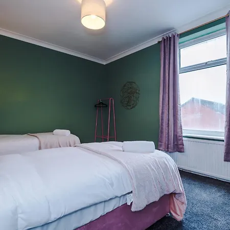 Newly Renovated 5 Bedroom Home-manchester بيت للعطل