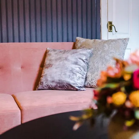 Newly Renovated 5 Bedroom Home-manchester