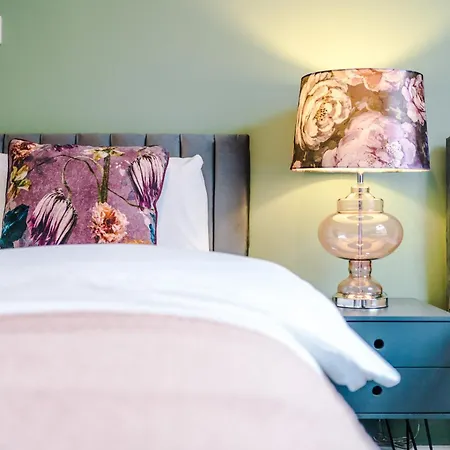 Newly Renovated 5 Bedroom Home-manchester بيت للعطل