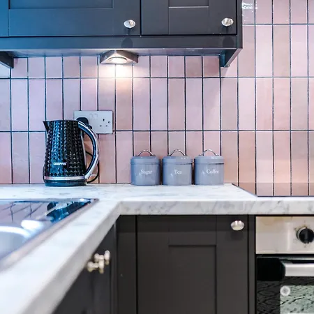 بيت للعطل Newly Renovated 5 Bedroom Home-manchester *