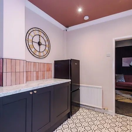 Newly Renovated 5 Bedroom Home-manchester