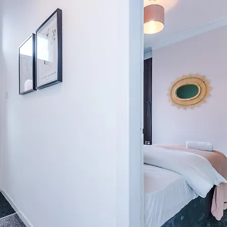 בית נופש Newly Renovated 5 Bedroom Home-manchester