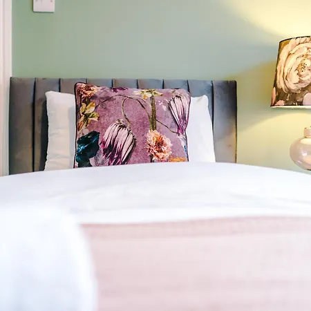 Holiday home Newly Renovated 5 Bedroom Home-manchester