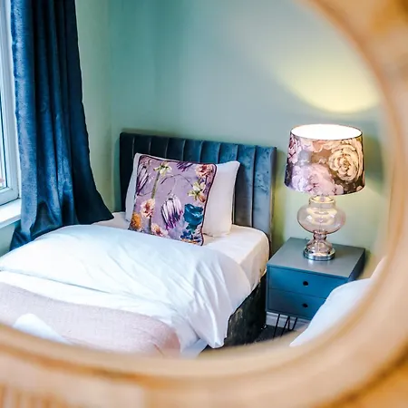 Newly Renovated 5 Bedroom Home-manchester بيت للعطل