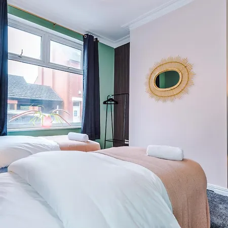 Newly Renovated 5 Bedroom Home-manchester * مانشستر