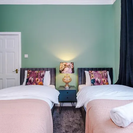 Newly Renovated 5 Bedroom Home-manchester بيت للعطل *