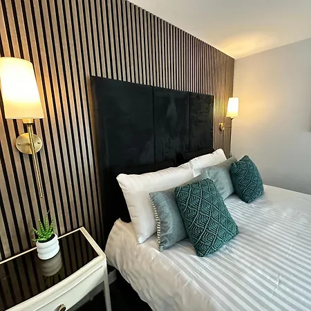 Stylish 4br Townhouse On Stretford Marina - Waterside In M32 *