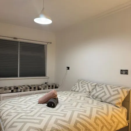 Charming Salford House Дом отдыха *