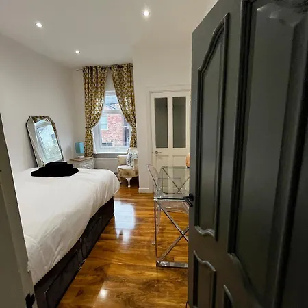The 3-bed Luxe Sanctuary - Free Parking & Office Nyaraló Manchester