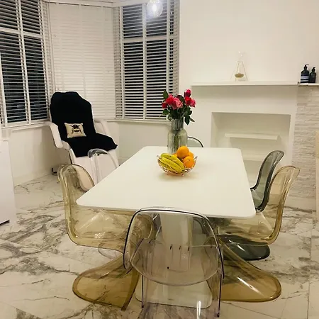 The 3-bed Luxe Sanctuary - Free Parking & Office Nyaraló