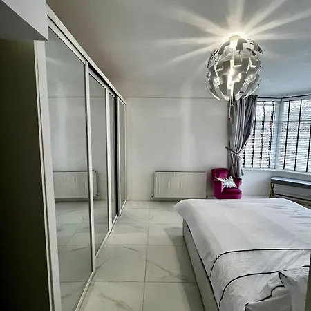 The 3-bed Luxe Sanctuary - Free Parking & Office