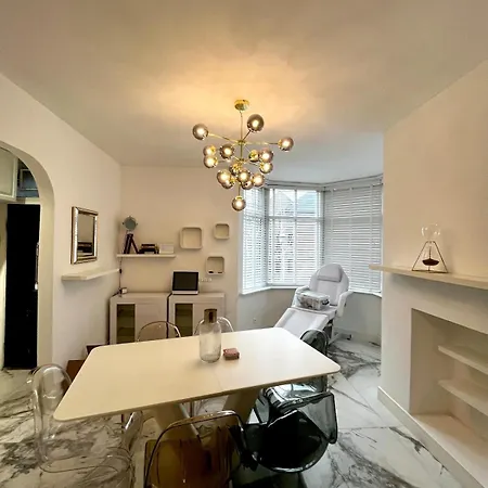 The 3-bed Luxe Sanctuary - Free Parking & Office Manchester