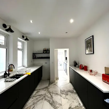 The 3-bed Luxe Sanctuary - Free Parking & Office Manchester