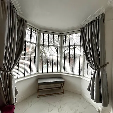 The 3-bed Luxe Sanctuary - Free Parking & Office Nyaraló Manchester