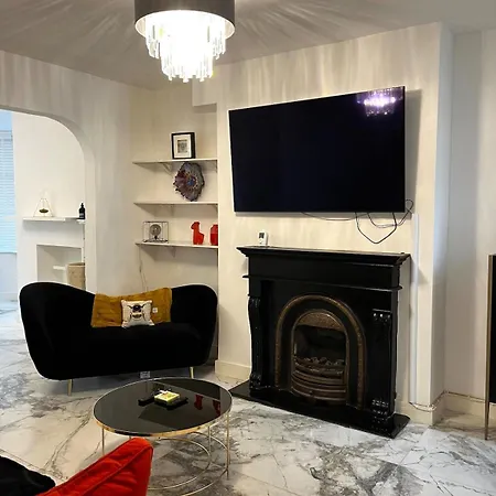 The 3-bed Luxe Sanctuary - Free Parking & Office Nyaraló *