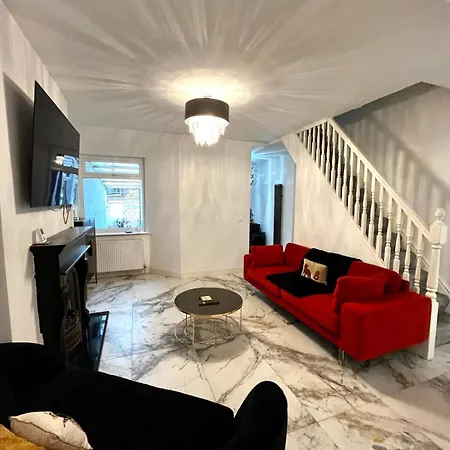 The 3-bed Luxe Sanctuary - Free Parking & Office Nyaraló