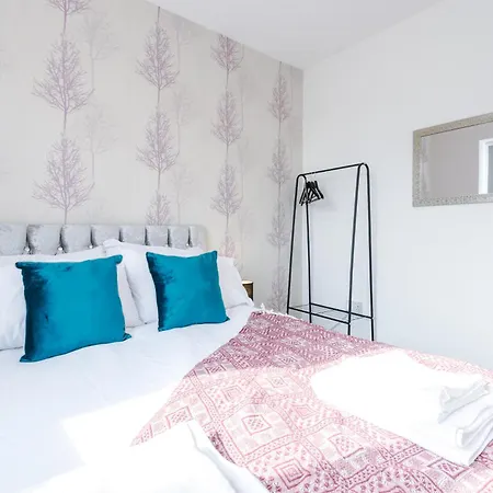 Ferienhaus Spacious 4-bed In With Parking & Wi-fi