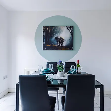Spacious 4-bed In With Parking & Wi-fi Ferienhaus *