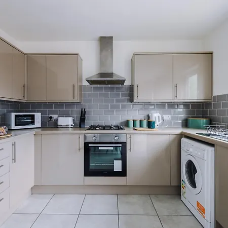 Ferienhaus Spacious 4-bed In With Parking & Wi-fi *