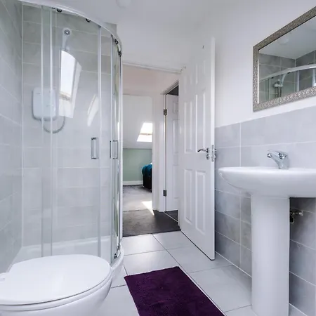 Ferienhaus Spacious 4-bed In With Parking & Wi-fi *