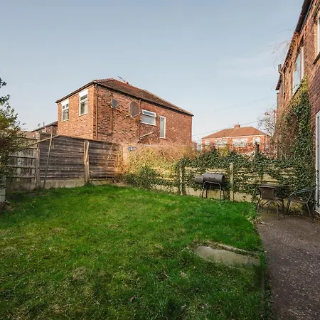 Cosy 3 Bed Home, Near Etihad Stadium, Fast Wifi Manchester
